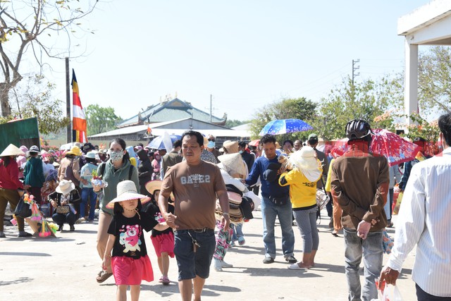 CLIP: Hàng ngàn người “vật lộn” dưới nắng gắt để viếng Mẹ Nam Hải- Ảnh 2.