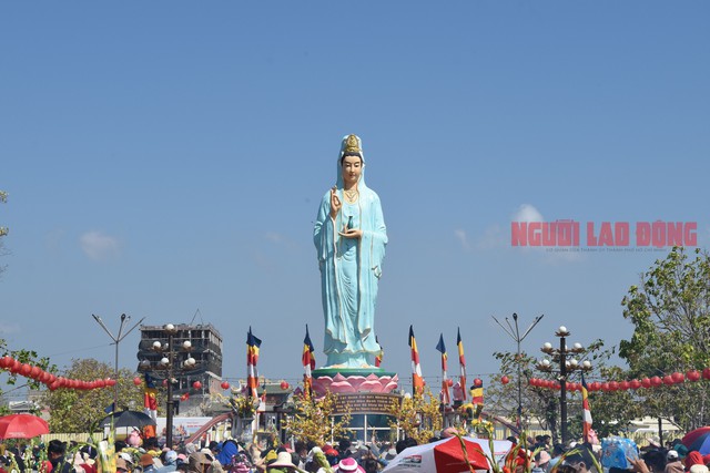 CLIP: Hàng ngàn người “vật lộn” dưới nắng gắt để viếng Mẹ Nam Hải- Ảnh 7.