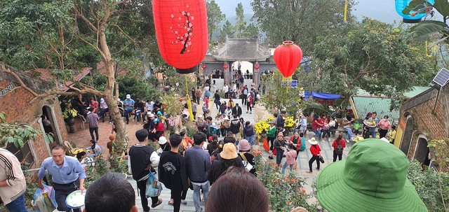 Hàng ngàn người trẩy hội chùa Hương - Hoan Châu đệ nhất danh lam- Ảnh 2.
