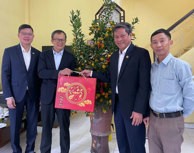 Ông Huỳnh Thanh Xuân, Phó Chủ tịch Tổng LĐLĐ Việt Nam (thứ 2 bên phải) thăm, chúc Tết Báo Người Lao Động - Ảnh: Ngọc Dung