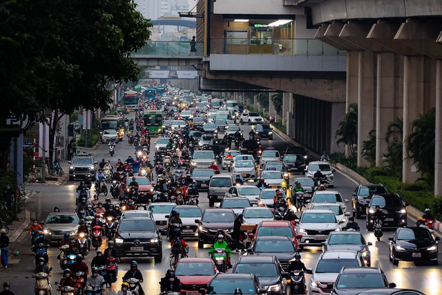 Giao thông Hà Nội ùn tắc ngày đầu đi làm sau kỳ nghỉ Tết- Ảnh 13.