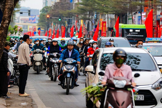 Giao thông Hà Nội ùn tắc ngày đầu đi làm sau kỳ nghỉ Tết- Ảnh 9.