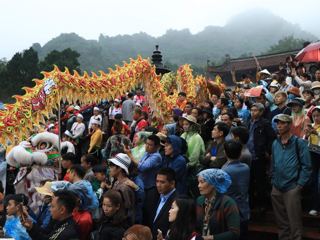 Hàng ngàn người đội mưa khai hội chùa Hương- Ảnh 8.