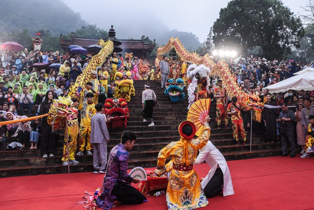 Hàng ngàn người đội mưa khai hội chùa Hương- Ảnh 4.