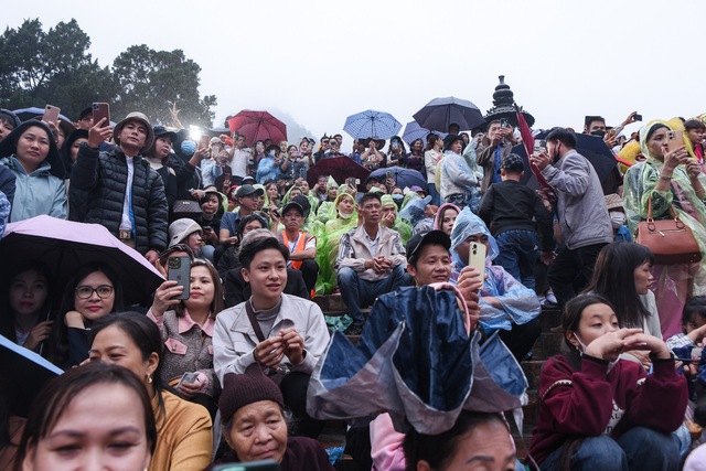 Hàng ngàn người đội mưa khai hội chùa Hương- Ảnh 11.