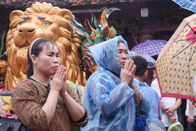 Hàng ngàn người đội mưa khai hội chùa Hương- Ảnh 7.