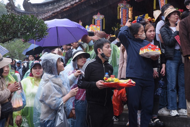 Hàng ngàn người đội mưa khai hội chùa Hương- Ảnh 6.