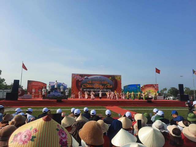 Hàng ngàn người trẩy hội chùa Hương - Hoan Châu đệ nhất danh lam- Ảnh 1.