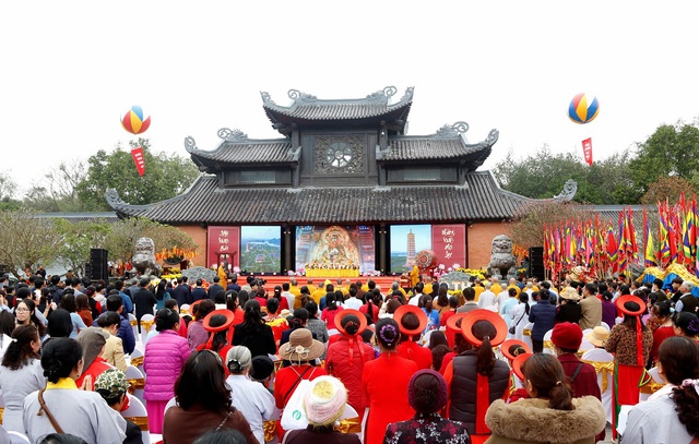 Hàng ngàn người đổ về dự khai hội chùa Bái Đính- Ảnh 1.
