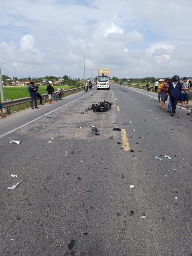 Tai nạn nghiêm trọng ở Quảng Nam, ô tô tông văng 3 người đi xe máy- Ảnh 4.
