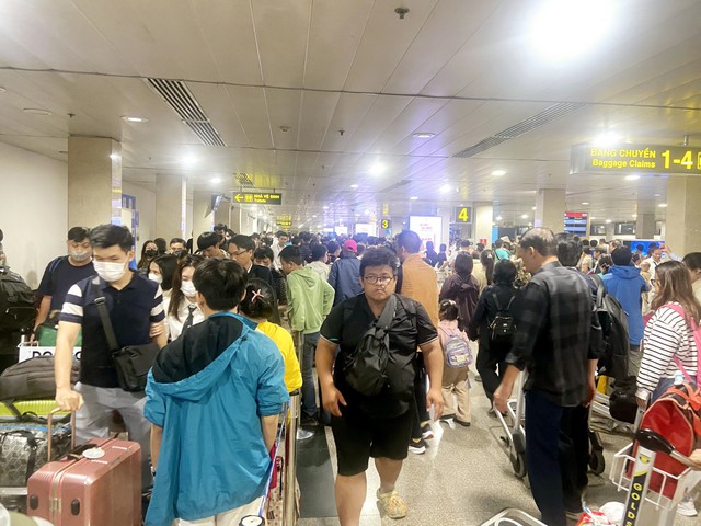 Khách bay vào TP HCM đông nghẹt, nhiều người "méo mặt" vì bị… dời lịch bay- Ảnh 1.