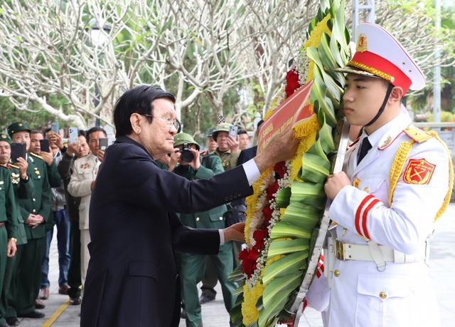 Nguyên Chủ tịch nước Trương Tấn Sang dâng hương tưởng nhớ các liệt sĩ tại Nghĩa trang Vị Xuyên- Ảnh 2.