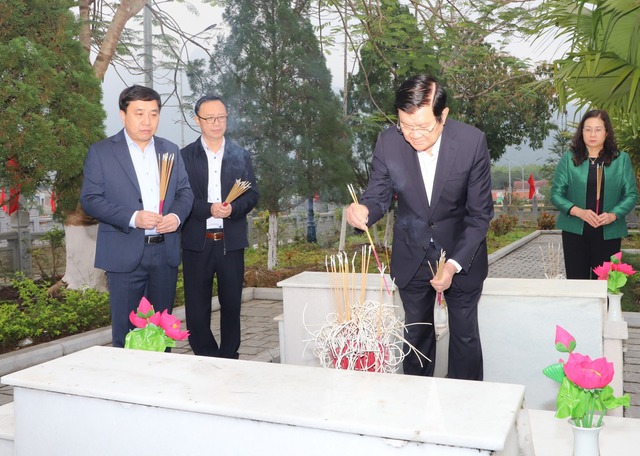 Nguyên Chủ tịch nước Trương Tấn Sang thắp hương các phần mộ liệt sĩ tại Nghĩa trang liệt sĩ quốc gia Vị Xuyên