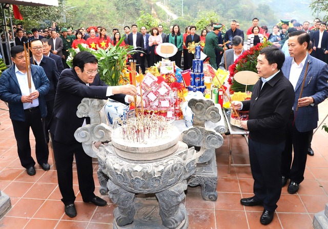 Nguyên Chủ tịch nước Trương Tấn Sang dâng hương tưởng nhớ các liệt sĩ tại Nghĩa trang Vị Xuyên- Ảnh 4.