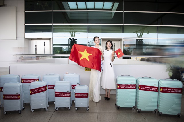 Hoa hậu Mai Phương mang 140 kg hành lý đến Ấn Độ
- Ảnh 2.
