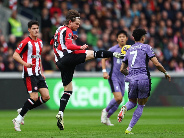 Salah tái xuất, Liverpool thắng Brentford giữ vững ngôi đầu Ngoại hạng Anh- Ảnh 1.