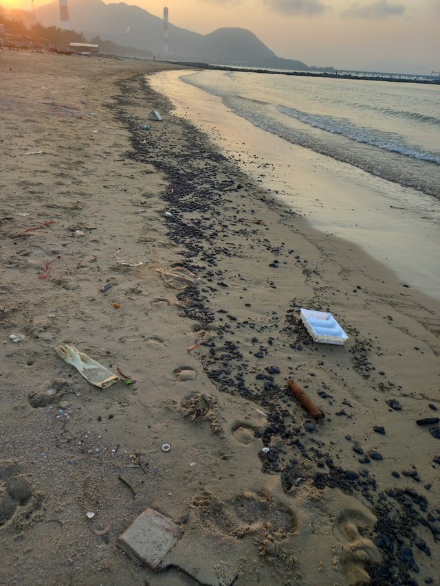 Dầu hắc vón cục dạt vào bờ biển Hà Tĩnh kéo dài gần 1 km- Ảnh 1.