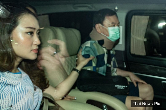 Ông Thaksin ngồi trong xe bên con gái - Ảnh: THAI NEW PIX