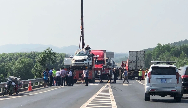 Thông tin chi tiết vụ tai nạn 2 người chết, 3 người bị thương trên cao tốc Cam Lộ - La Sơn- Ảnh 5.