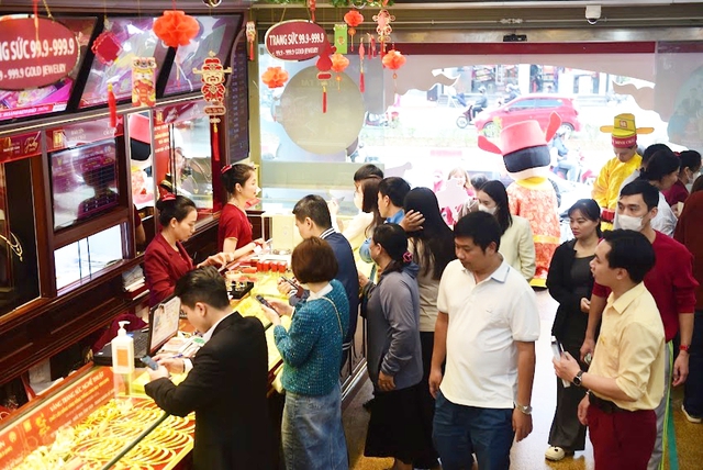 Tiệm vàng ở Hà Nội tấp nập khách trước ngày vía Thần Tài- Ảnh 2.