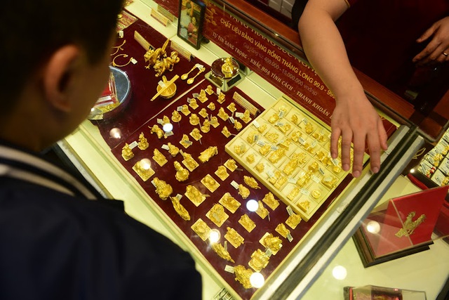 Tiệm vàng ở Hà Nội tấp nập khách trước ngày vía Thần Tài- Ảnh 3.