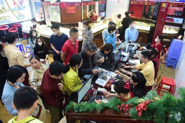 Tiệm vàng ở Hà Nội tấp nập khách trước ngày vía Thần Tài- Ảnh 1.