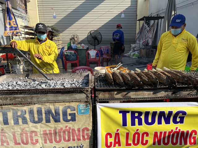 Phố cá lóc nướng ở TP HCM bắt đầu "nóng" trước ngày vía Thần Tài- Ảnh 1.