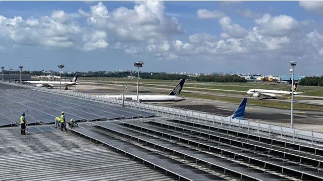 Dự án năng lượng mặt trời trên mái lớn nhất Singapore đã được khởi công tại sân bay Changi trong tháng 2-2024  Ảnh: TẬP ĐOÀN SÂN BAY CHANGI