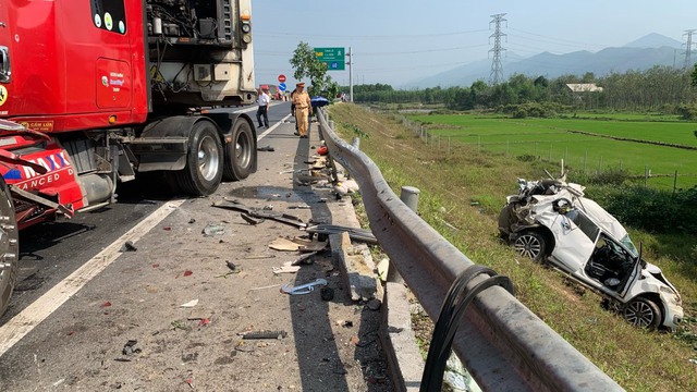 Thông tin chi tiết vụ tai nạn 2 người chết, 3 người bị thương trên cao tốc Cam Lộ - La Sơn- Ảnh 1.