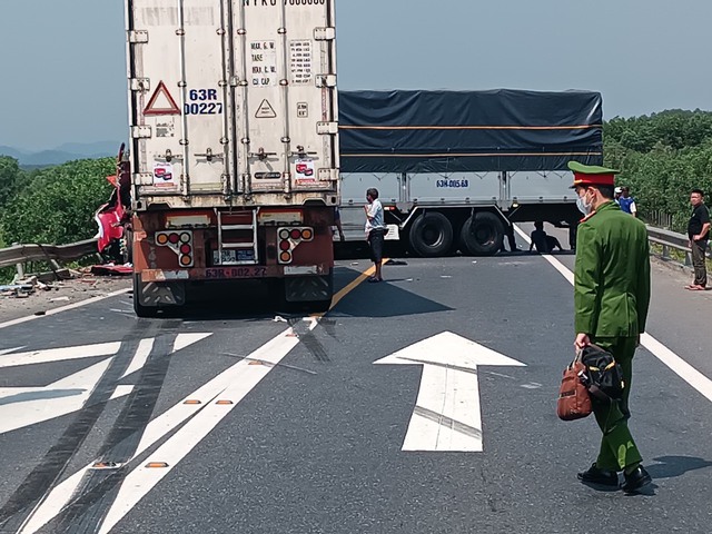 Hai người chết sau vụ va chạm giữa 3 ô tô trên cao tốc Cam Lộ - La Sơn- Ảnh 6.