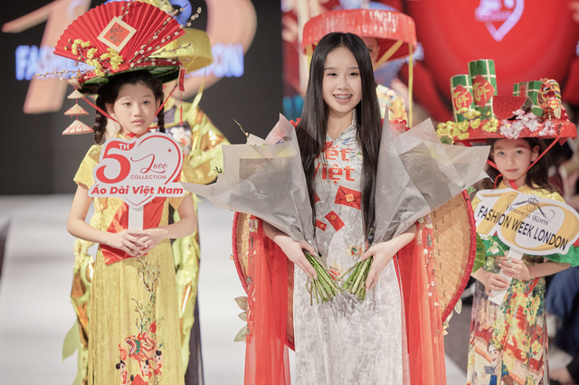 Anna Hoàng mang Tết Việt đến Tuần lễ thời trang London- Ảnh 13.