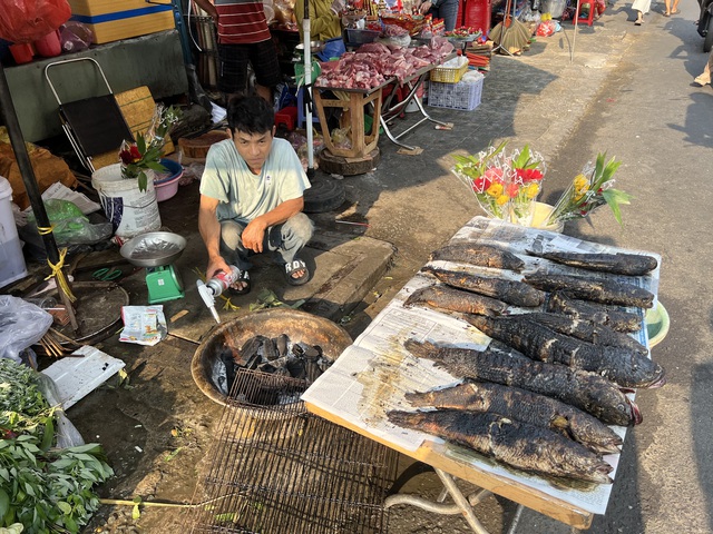 Xóm cá lóc nướng ở TP HCM đông nghẹt người trong ngày vía Thần Tài- Ảnh 10.