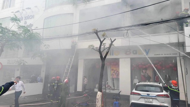 Dập tắt vụ cháy lớn tại cửa hàng đúng ngày "vía Thần tài"- Ảnh 1.