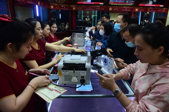Hình ảnh khác lạ tại tiệm vàng ở Hà Nội ngày vía Thần Tài- Ảnh 8.