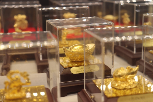 TP HCM: Xếp hàng mua vàng ngày vía Thần Tài- Ảnh 7.