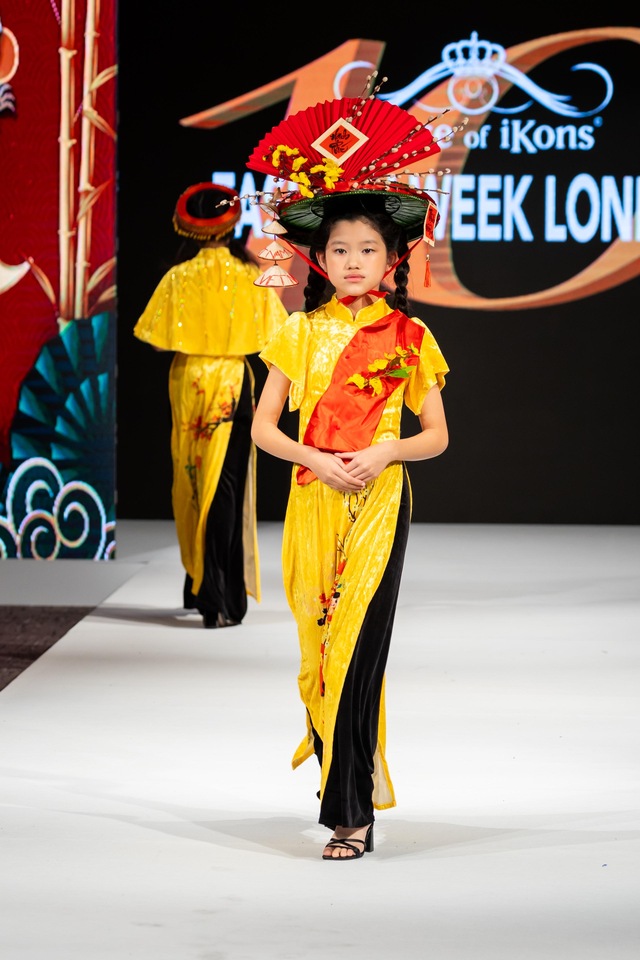 Anna Hoàng mang Tết Việt đến Tuần lễ thời trang London- Ảnh 9.