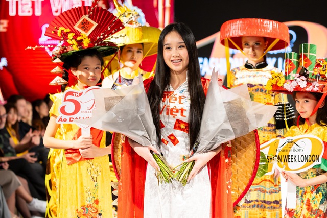 Anna Hoàng mang Tết Việt đến Tuần lễ thời trang London- Ảnh 1.