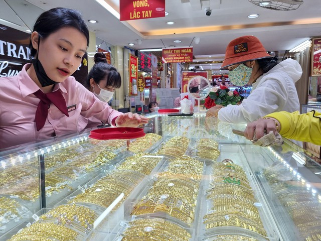 Tiệm vàng vắng khách trong ngày vía Thần Tài ở Đà Nẵng- Ảnh 1.