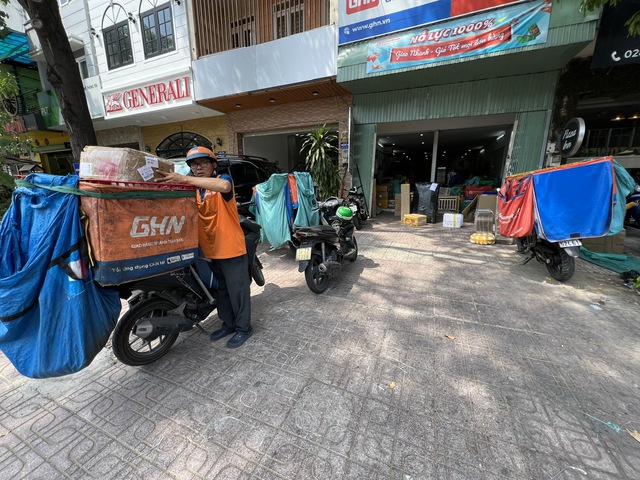 Bưu cục của các hãng vận chuyển luôn trong tình trạng đầy ắp hàng hóaẢnh: Nguyễn Hải