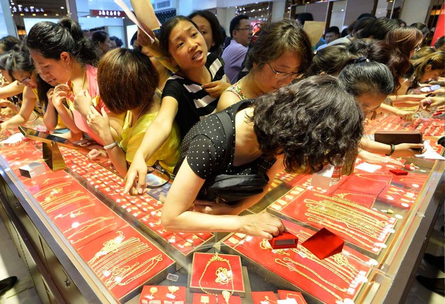 Người dân đi mua trang sức vàng tại một cửa tiệm ở tỉnh Sơn Tây - Trung Quốc Ảnh: REUTERS
