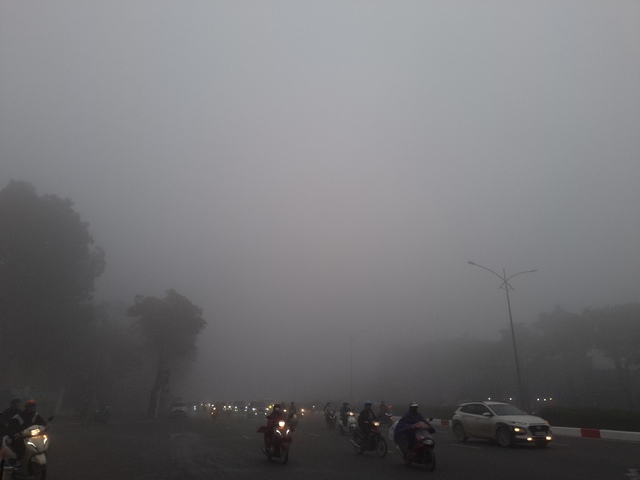 VIDEO: Trời Hà Nội sương mù dày dặc- Ảnh 2.