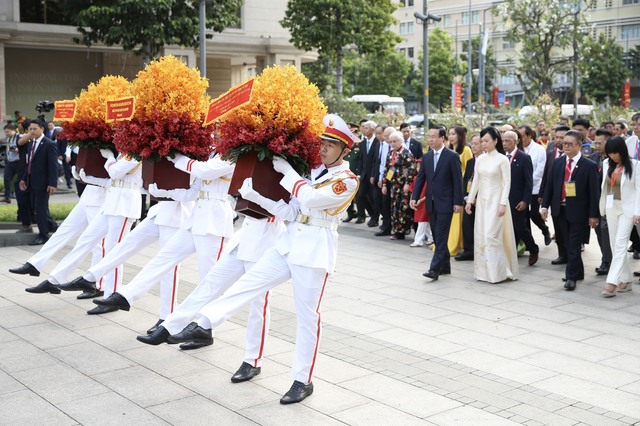 Chủ tịch nước Võ Văn Thưởng cùng kiều bào dâng hương, dâng hoa Chủ tịch Hồ Chí Minh- Ảnh 1.