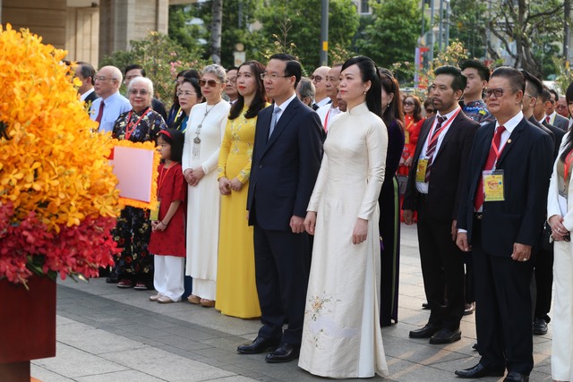 Chủ tịch nước Võ Văn Thưởng cùng kiều bào dâng hương, dâng hoa Chủ tịch Hồ Chí Minh- Ảnh 2.