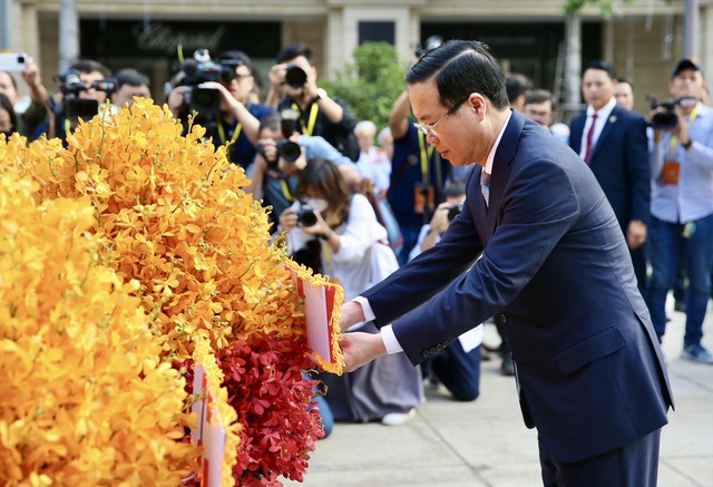 Chủ tịch nước Võ Văn Thưởng cùng kiều bào dâng hương, dâng hoa Chủ tịch Hồ Chí Minh- Ảnh 3.