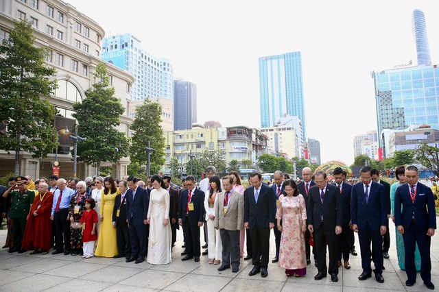 Chủ tịch nước Võ Văn Thưởng cùng kiều bào dâng hương, dâng hoa Chủ tịch Hồ Chí Minh- Ảnh 4.