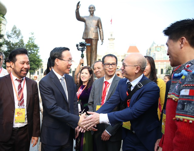 Chủ tịch nước Võ Văn Thưởng cùng kiều bào dâng hương, dâng hoa Chủ tịch Hồ Chí Minh- Ảnh 5.