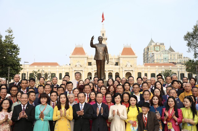 Chủ tịch nước Võ Văn Thưởng cùng kiều bào dâng hương, dâng hoa Chủ tịch Hồ Chí Minh- Ảnh 6.