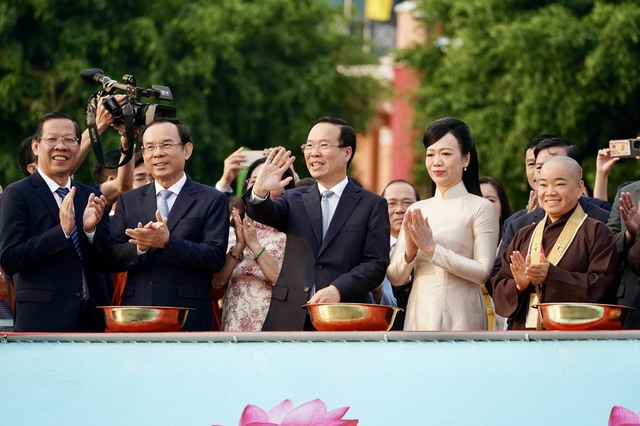 Chủ tịch nước Võ Văn Thưởng cùng kiều bào dâng hương, dâng hoa Chủ tịch Hồ Chí Minh- Ảnh 7.