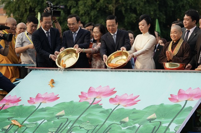 Chủ tịch nước Võ Văn Thưởng cùng kiều bào dâng hương, dâng hoa Chủ tịch Hồ Chí Minh- Ảnh 8.