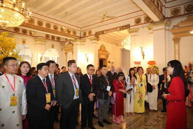 Chủ tịch nước Võ Văn Thưởng cùng kiều bào dâng hương, dâng hoa Chủ tịch Hồ Chí Minh- Ảnh 9.